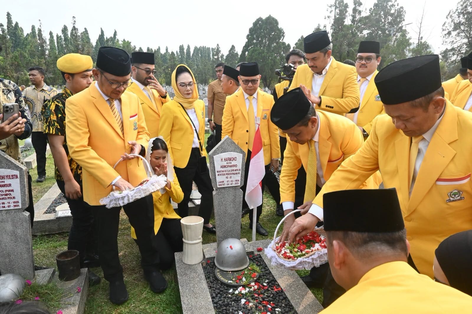HUT ke-62 Partai Golkar diisi ziarah ke TMP Kalibata bersama Bahlil Lahadalia, santunan anak yatim oleh DPD Golkar Kabupaten Sukabumi, dan ziarah makam pahlawan di Kota Sukabumi.