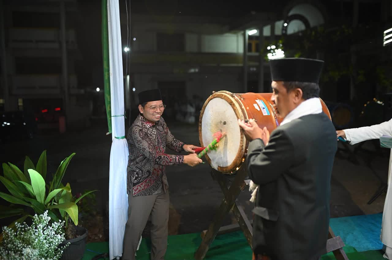 Institut Al-Masthuriyah Sukabumi meluncurkan Pesantren Mahasiswa dalam rangka Hari Santri Nasional 2026. Kang Bakang dan Zainul Munasichin dorong santri unggul dalam agama, karakter, sains, dan teknologi.