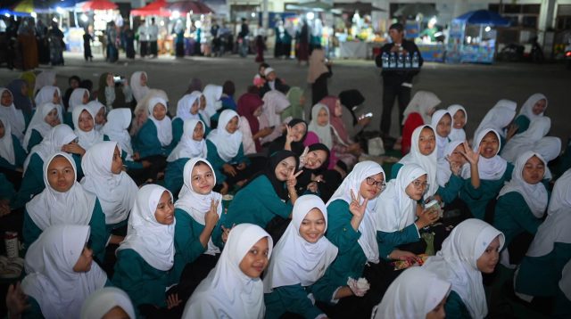 Institut Al-Masthuriyah Sukabumi meluncurkan Pesantren Mahasiswa dalam rangka Hari Santri Nasional 2026. Kang Bakang dan Zainul Munasichin dorong santri unggul dalam agama, karakter, sains, dan teknologi.