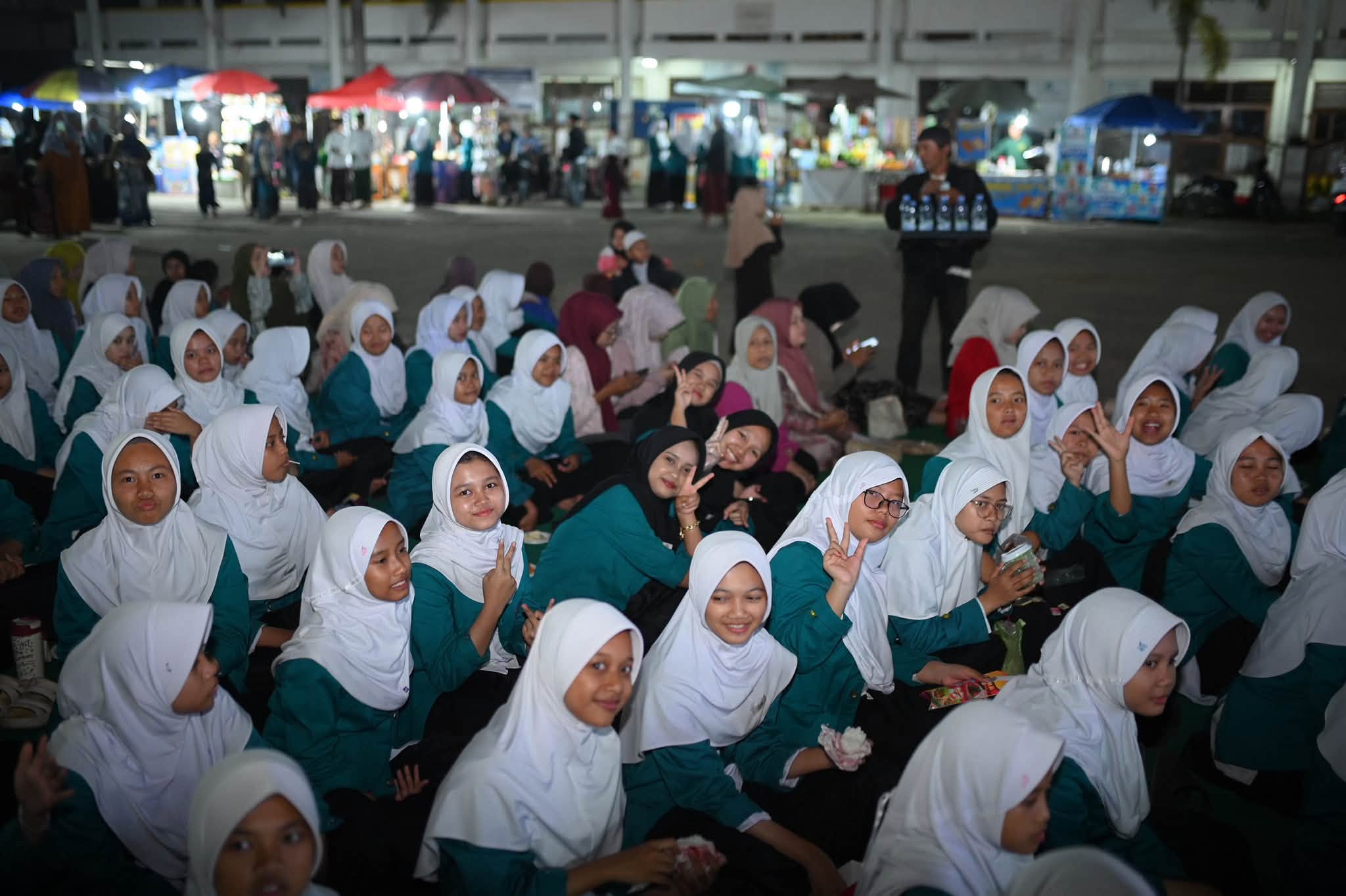 Institut Al-Masthuriyah Sukabumi meluncurkan Pesantren Mahasiswa dalam rangka Hari Santri Nasional 2026. Kang Bakang dan Zainul Munasichin dorong santri unggul dalam agama, karakter, sains, dan teknologi.