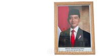 Wakil Ketua DPRD Kabupaten Sukabumi, Rojab Asy’ari, belum kembali memasang foto Wakil Presiden Gibran Rakabuming Raka di ruang kerjanya. Rojab menyebut sikap tersebut sebagai ekspresi pribadi dan memilih menunggu kepastian hukum terkait persoalan ijazah Gibran.