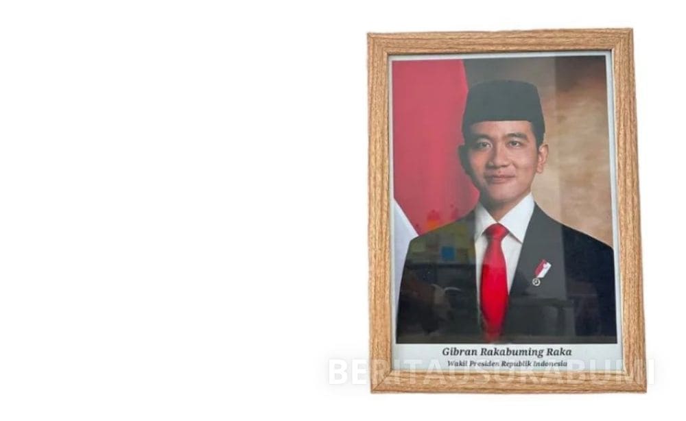 Wakil Ketua DPRD Kabupaten Sukabumi, Rojab Asy’ari, belum kembali memasang foto Wakil Presiden Gibran Rakabuming Raka di ruang kerjanya. Rojab menyebut sikap tersebut sebagai ekspresi pribadi dan memilih menunggu kepastian hukum terkait persoalan ijazah Gibran.