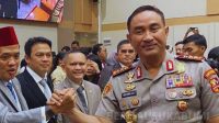 ebelum dipercaya memimpin Polri, Suyudi Ario Seto pernah mencuri perhatian saat bermain debus di Banten. Ia membengkokkan golok menggunakan tengkuk.