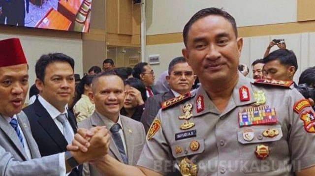 ebelum dipercaya memimpin Polri, Suyudi Ario Seto pernah mencuri perhatian saat bermain debus di Banten. Ia membengkokkan golok menggunakan tengkuk.