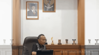 Rojab Asy’ari mencopot foto Gibran dari ruang kerja DPRD Kota Sukabumi usai putusan MK. Ia menyebutnya sebagai ekspresi pribadi dan gerakan moral.