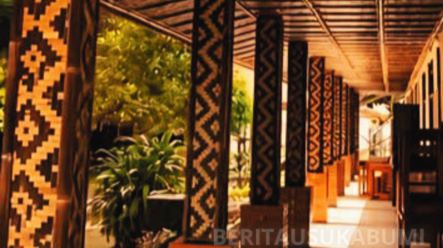 MAN 2 Subang tampil dengan wajah baru setelah renovasi total mengusung arsitektur Sunda. Pagar bata merah, ornamen bambu, perbaikan atap, dan penataan lingkungan menjadi sorotan.
