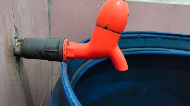 Pelanggan Perumda AM Tirta Bumi Wibawa Kota Sukabumi mengeluhkan pasokan air bersih tidak lancar. Warga mendesak perbaikan distribusi dan kepastian layanan.