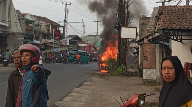 Angkot Cisaat–Cibadak terbakar di Cibolang, Sukabumi, diduga akibat korsleting listrik. Sopir mengalami luka bakar dan dilarikan ke rumah sakit.