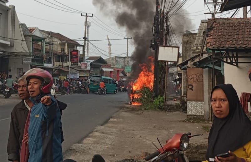 Angkot Cisaat–Cibadak terbakar di Cibolang, Sukabumi, diduga akibat korsleting listrik. Sopir mengalami luka bakar dan dilarikan ke rumah sakit.