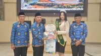 pemerintah daerah memberikan penghargaan kepada Mojang Jajaka Kabupaten Sukabumi terpilih Tahun 2025 yang berhasil meraih posisi Wakil I Mojang Jajaka Jawa Barat Tahun 2026.