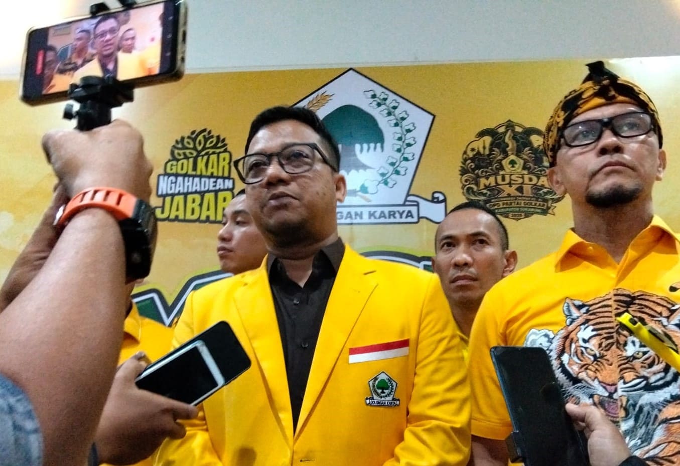 Ketua DPD Golkar Jawa Barat Daniel Muttaqien Syaifudin menanggapi Bupati Sukabumi Asep Japar yang kerap disentil KDM di media sosial. Ia menegaskan persoalan fiskal daerah bukan hanya terjadi di Sukabumi.