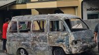mobil terbakar Kenali lima penyebab mobil terbakar, mulai dari korsleting listrik, kebocoran bahan bakar, hingga mesin overheat, serta cara mencegah dan mengatasinya.