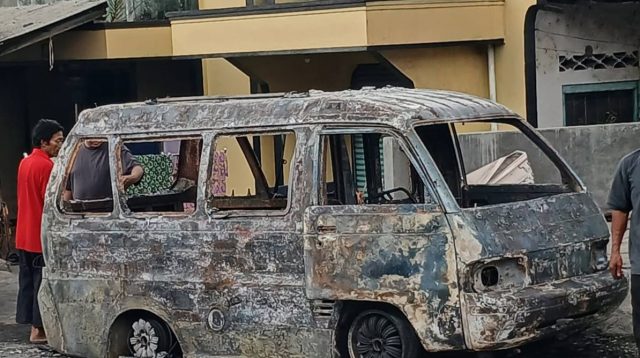 Kenali lima penyebab mobil terbakar, mulai dari korsleting listrik, kebocoran bahan bakar, hingga mesin overheat, serta cara mencegah dan mengatasinya.