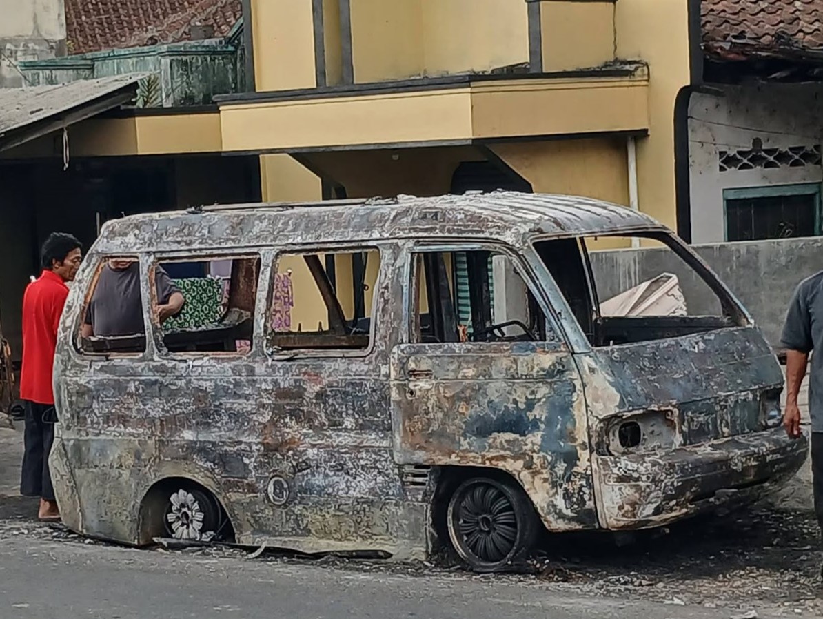 Kenali lima penyebab mobil terbakar, mulai dari korsleting listrik, kebocoran bahan bakar, hingga mesin overheat, serta cara mencegah dan mengatasinya.