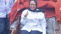 nanik (1) Nanik S. Deyang mengklaim 2.000–3.000 warga menyambut positif Prabowo saat berkeliling Pelabuhanratu dengan becak listrik. Ia menyoroti perbedaan respons warga di lapangan dan kritik di media sosial.
