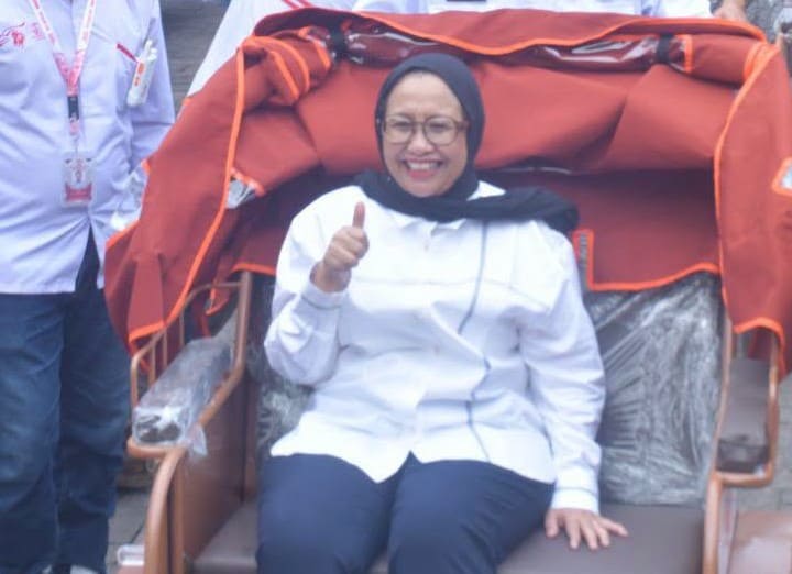 Nanik S. Deyang mengklaim 2.000–3.000 warga menyambut positif Prabowo saat berkeliling Pelabuhanratu dengan becak listrik. Ia menyoroti perbedaan respons warga di lapangan dan kritik di media sosial.