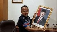 Gibranisti mendesak Dewan Kehormatan DPRD Kota Sukabumi memeriksa Rojab Asyari usai menurunkan foto Wakil Presiden Gibran Rakabuming Raka. PDIP memberikan pandangan berbeda.