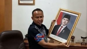 Gibranisti mendesak Dewan Kehormatan DPRD Kota Sukabumi memeriksa Rojab Asyari usai menurunkan foto Wakil Presiden Gibran Rakabuming Raka. PDIP memberikan pandangan berbeda.