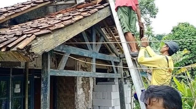 Pemkab Sukabumi memperbaiki 371 rumah melalui program Rutilahu 2026. Di tengah dukungan BSPS bagi ribuan rumah, muncul dugaan potongan Rp2,5 juta per KPM.