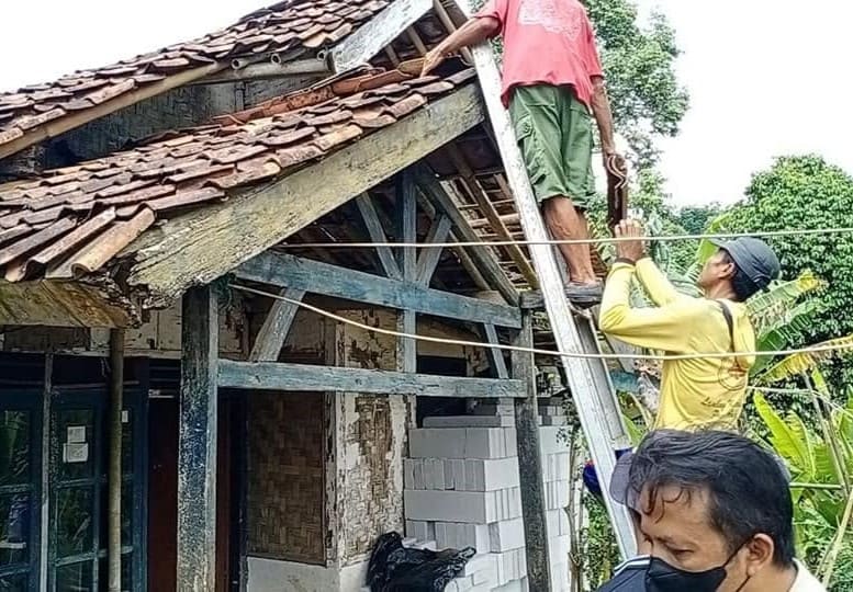 Pemkab Sukabumi memperbaiki 371 rumah melalui program Rutilahu 2026. Di tengah dukungan BSPS bagi ribuan rumah, muncul dugaan potongan Rp2,5 juta per KPM.