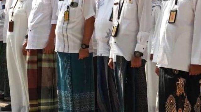 Menteri Agama Nasaruddin Umar mengusulkan ASN Kemenag mengenakan sarung dan peci satu hari dalam sepekan sebagai upaya melestarikan budaya Indonesia. Usulan ini bersifat anjuran, bukan kewajiban.