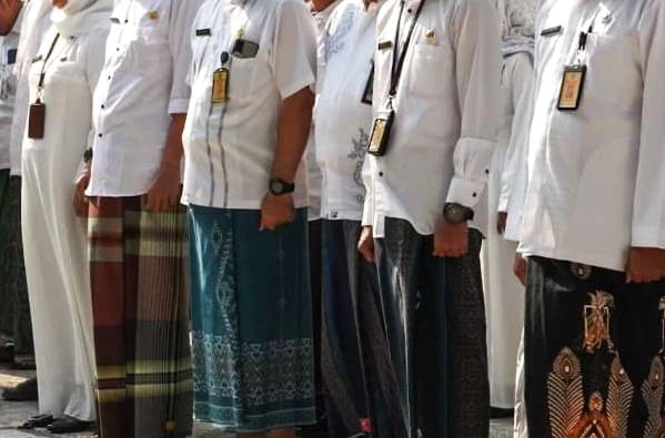 Menteri Agama Nasaruddin Umar mengusulkan ASN Kemenag mengenakan sarung dan peci satu hari dalam sepekan sebagai upaya melestarikan budaya Indonesia. Usulan ini bersifat anjuran, bukan kewajiban.