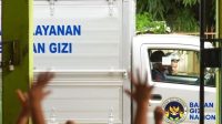Biaya uji laboratorium SPPG di Sukabumi mencapai Rp3,27 juta per tiga bulan. Mitra mempertanyakan dasar aturan, tarif Labkesda, dan transparansi kewajiban pemeriksaan.