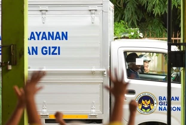 Biaya uji laboratorium SPPG di Sukabumi mencapai Rp3,27 juta per tiga bulan. Mitra mempertanyakan dasar aturan, tarif Labkesda, dan transparansi kewajiban pemeriksaan.