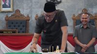 Wali Kota Sukabumi Ayep Zaki menyiapkan penataan enam kecamatan, penguatan BPBD, dan penyesuaian kelembagaan. Anggaran pegawai diproyeksikan bertambah Rp983,9 juta, sementara RTH baru 23,67 persen.