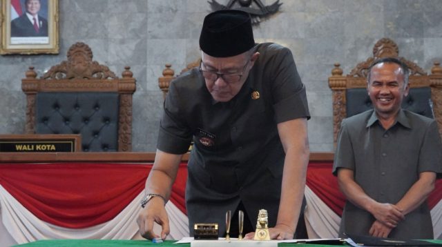 Wali Kota Sukabumi Ayep Zaki menyiapkan penataan enam kecamatan, penguatan BPBD, dan penyesuaian kelembagaan. Anggaran pegawai diproyeksikan bertambah Rp983,9 juta, sementara RTH baru 23,67 persen.