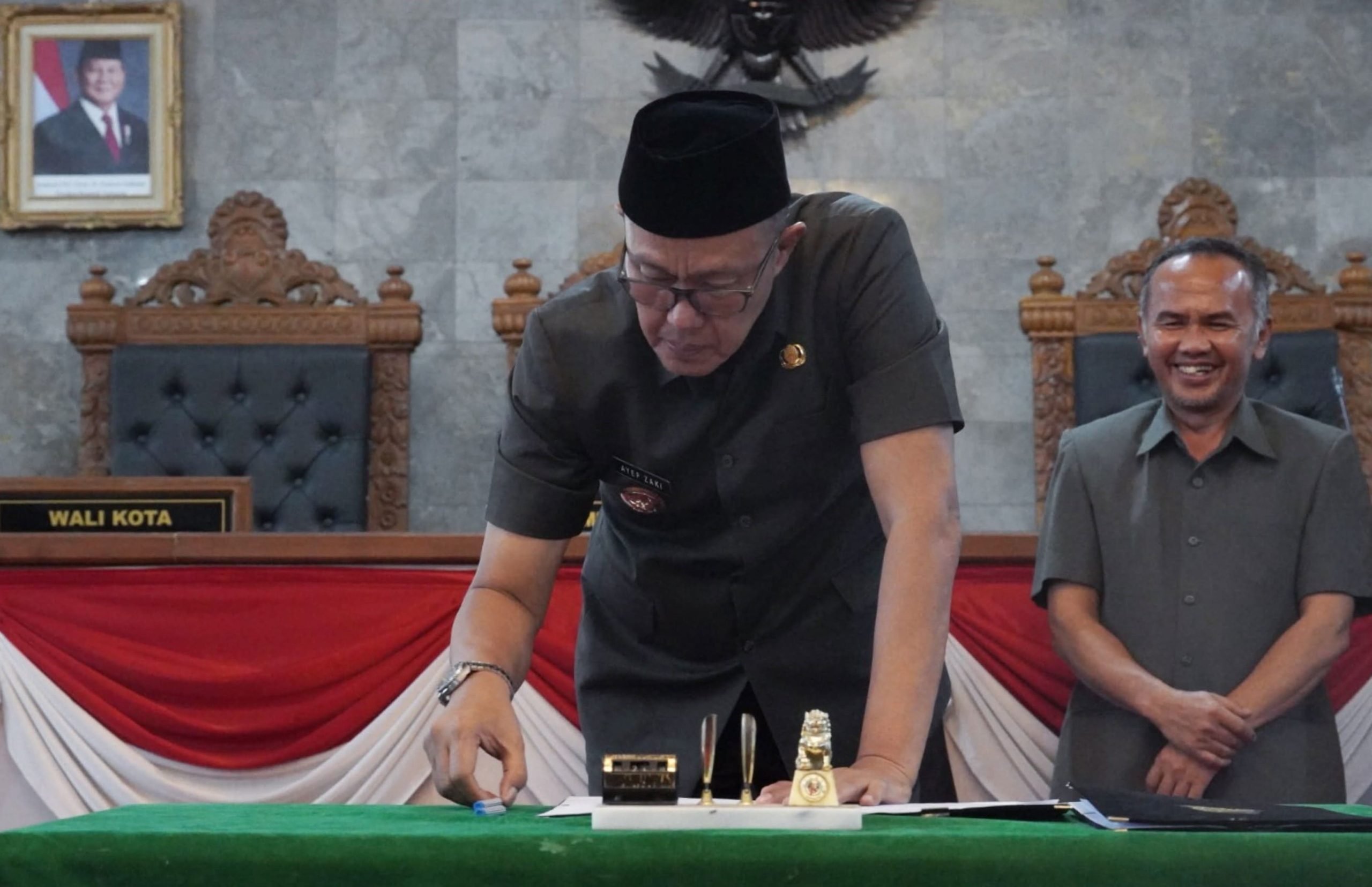 Wali Kota Sukabumi Ayep Zaki menyiapkan penataan enam kecamatan, penguatan BPBD, dan penyesuaian kelembagaan. Anggaran pegawai diproyeksikan bertambah Rp983,9 juta, sementara RTH baru 23,67 persen.